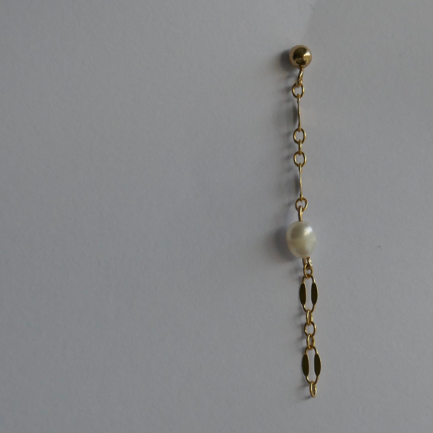 GOLD SINGLE PEARL CHAIN STUD